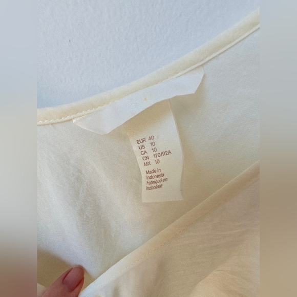 H&M Elegant Cream Butter Ivory Sleeveless Top Hi Low Satin V Neck Size 10 - Picture 3 of 6